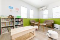 面談ルーム＆4６０冊以上の絵本と英語の絵本２１冊がある読書室。