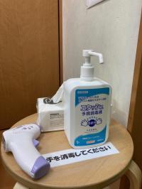 入室時には手指消毒・非接触型体温計での体温チェックをしています