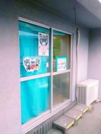 建物の２階へお上がりください。