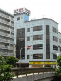 お教室は、ビルの2階でございます。