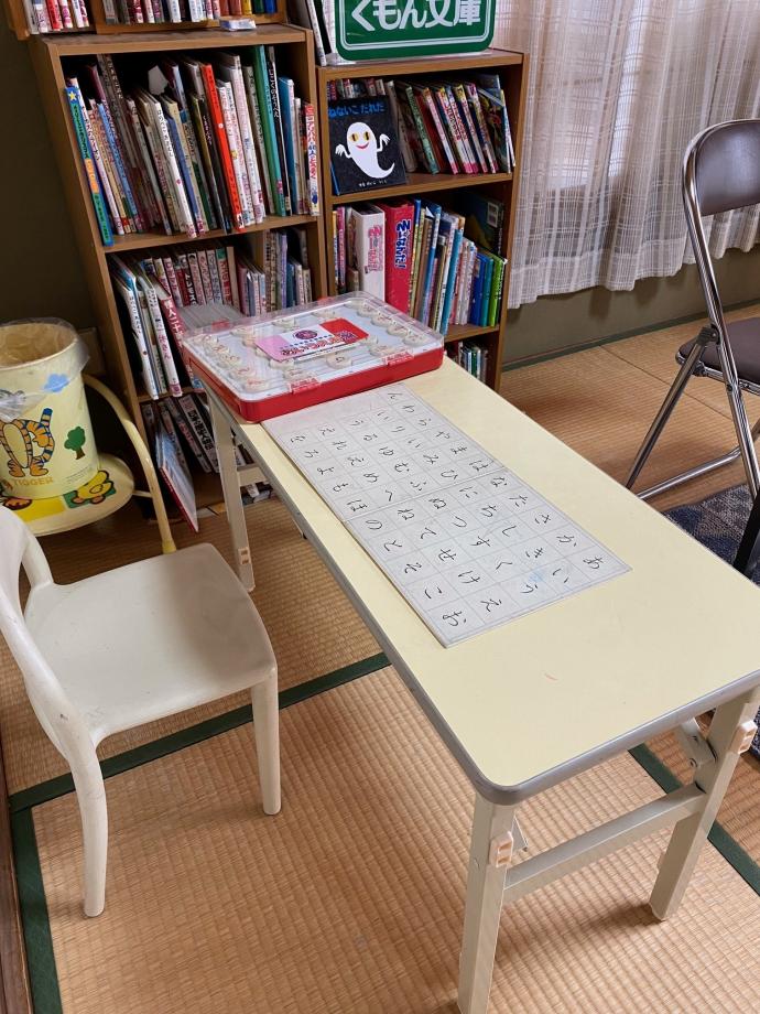 幼児さんも安全に学習していただける小さめの机もご準備しています。