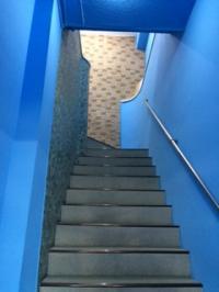 入口から階段を上がると教室です！