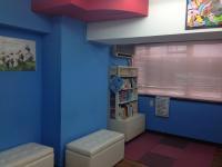 待合室も完備し、本も多く取り揃えております。