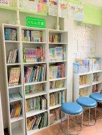 待合室にも本！毎月総入れ替えすることで、子どもたちの読書意欲を刺激しています♪