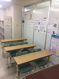 就園児さん用の学習机、一人で座ってお勉強できます♪