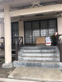 石段を上がり、左側に進むと、教室がございます。