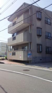 陵南中学校の東側にあるマンションの１階に教室があります。