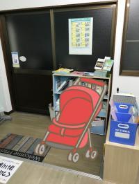 本棚の前にベビーカーを置くスペースもあります!!