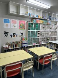 小さなお子さまにも安全な机と椅子をご用意しています。