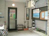 教室の入り口。屋根のある自転車置き場。