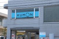 鶴原駅前商店街にあります。