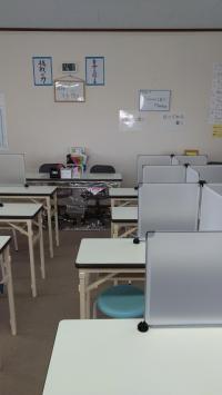 1人ひとり、飛沫防止パネルを設置しています。定期的な換気・消毒を徹底しています。