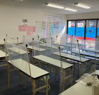 明るく、集中できるレイアウトです。感染対策・飛沫防止も徹底しています。<br />