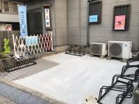 自転車とバギー置き場です。お散歩の途中にお立ち寄り下さい。