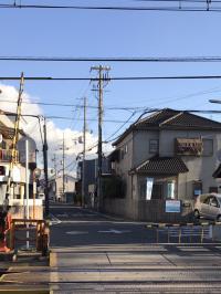 上條小の通学路。子供の「くもん行くもん♪」の声が聞こえます。