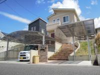 教室へは階段を上り、玄関から入っていただけます。