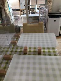 コロナ対策として、空気清浄機とアクリル仕切り板を設置しています。