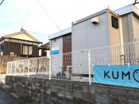 教室は、フェンスに掲げているKUMONのブルーののぼりも目印です♪