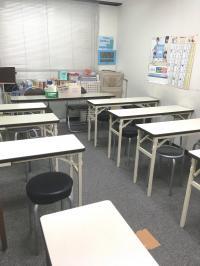 明るく落ち着いた教室です。