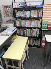 絵本や教具も充実しています。