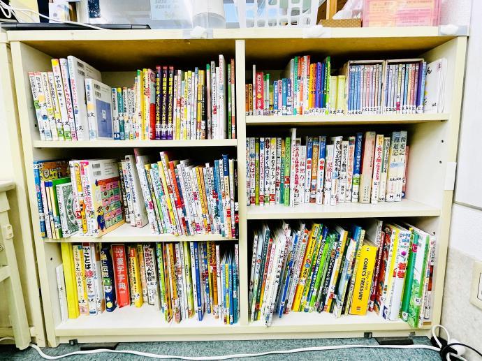 本棚は子どもたちの好きな本でいっぱい！本好きな人に育ってほしいと願っています。