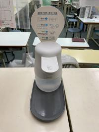 靴を脱いで、手を消毒して入室して頂きます。