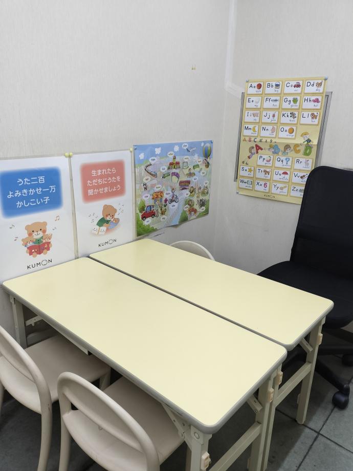 幼児机、いすをご用意しております。<br />
幼児さんは先生と対面で学習します。