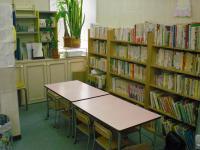 教室にはたくさんの本があり、幼児さんが安心して学習できる机も揃えております。