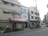 ジャパンさんの近く、蒲田神社に隣接、たばこ屋さんのとなりのビルです