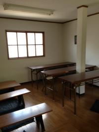 明るい教室で、子どもたちは楽しく学んでおります。