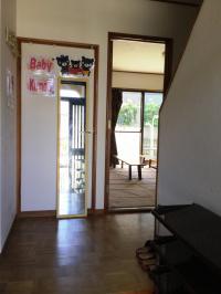 玄関を入って、右手が教室です。