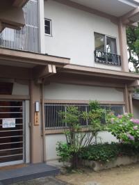 こちらが入口です！２階にお上がりください。
