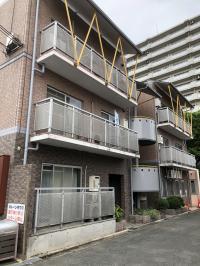 この建物の2階にあります。<br />
<br />