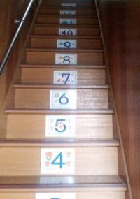 階段を上がって２階が学習スペースです。