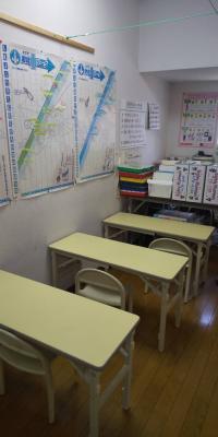 幼児専用の机といすで安心して学習できます。