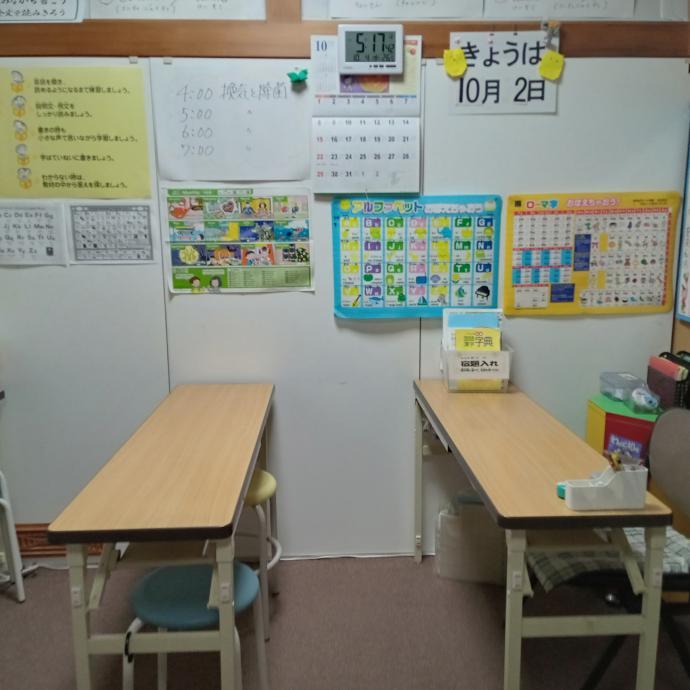 教室は二部屋あり<br />
年齢、教材内容に<br />
応じて分かれて<br />
学習しています。