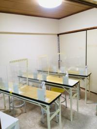 飛沫感染対策として、席にはパーティションを設置しています。