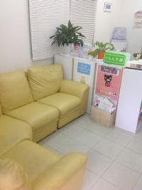 小さなお子さまにもお通いいただきやすい、明るい教室です。