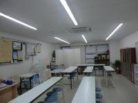広くて明るい教室です。