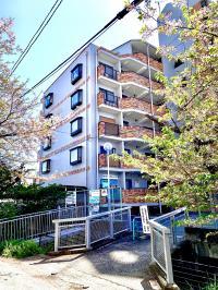 近鉄大阪線河内国分駅徒歩３分、<br />
りそな銀行裏手にあるマンションの一階です。