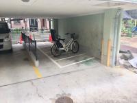 自転車は向かいの駐輪場へとめてください。
