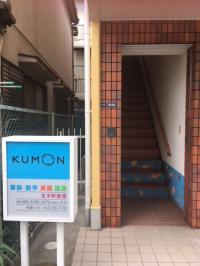 こちらの階段をお上がりください。