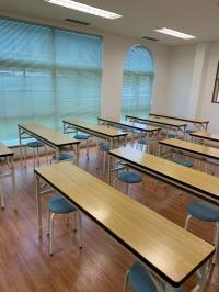 明るく開放的な学習スペース。新型コロナウイルス対策の為、間隔を広くとっています。