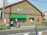 三角屋根のかわいい建物が目印です☆