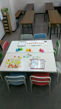 幼児も専用席で教材や教具で楽しく学習できます。