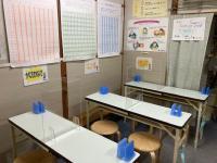 教室内のようすです。感染対策のため、パーテーションを設置しています。