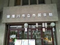 教室は３階にあります。