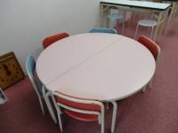 幼児さんはかわいい丸机で。