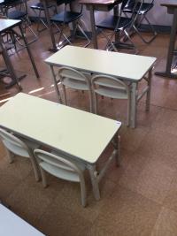 小さいお子さんも足が下につくイスのご用意をしております♪