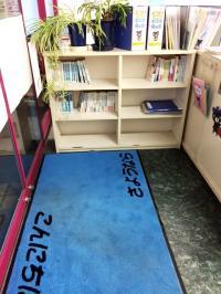 教室の玄関です。明るい開放的な空間。